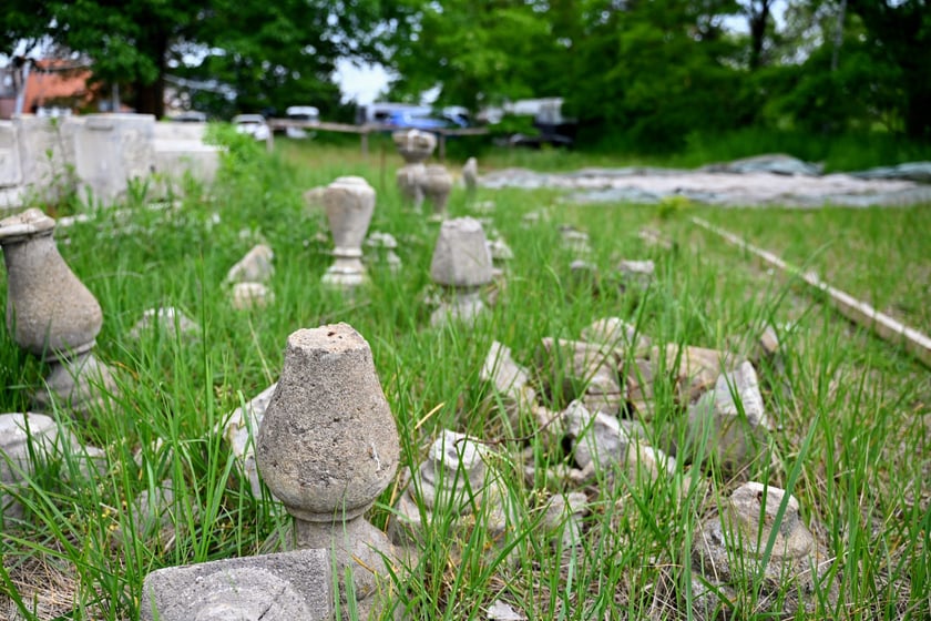 Specjaliści zdemontowane detale czyszczą, uzupełniają przywracają im niezkazitelny stan. To benedyktuńska praca. Każda kolumienka, każdy kawałek kamienia, podczas demontażu zostały ponumerowane i wr&oacute;cą dokładnie na to samo miejsce.