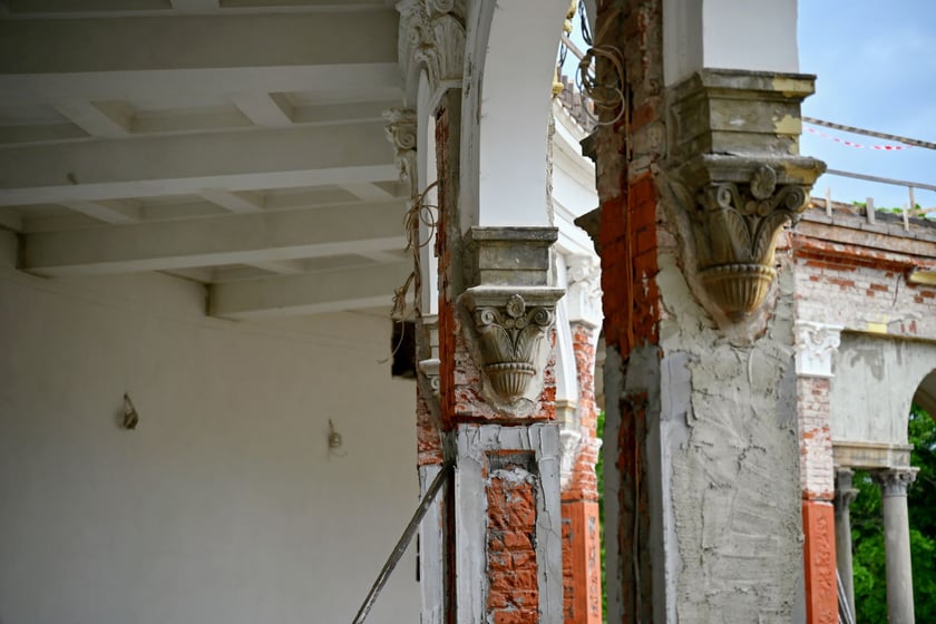 Zanim Bastion powr&oacute;ci do swojej świetności, jeszcze sporo trudu przez ekipą remontową. Prowadzone są zar&oacute;wno ciężkie prace budowlane, jak i precyzyjne restauratorskie.&nbsp;