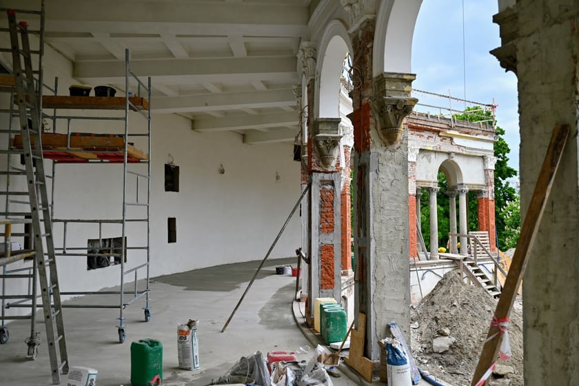 Zanim Bastion powr&oacute;ci do swojej świetności, jeszcze sporo trudu przez ekipą remontową. Prowadzone są zar&oacute;wno ciężkie prace budowlane, jak i precyzyjne restauratorskie.&nbsp;