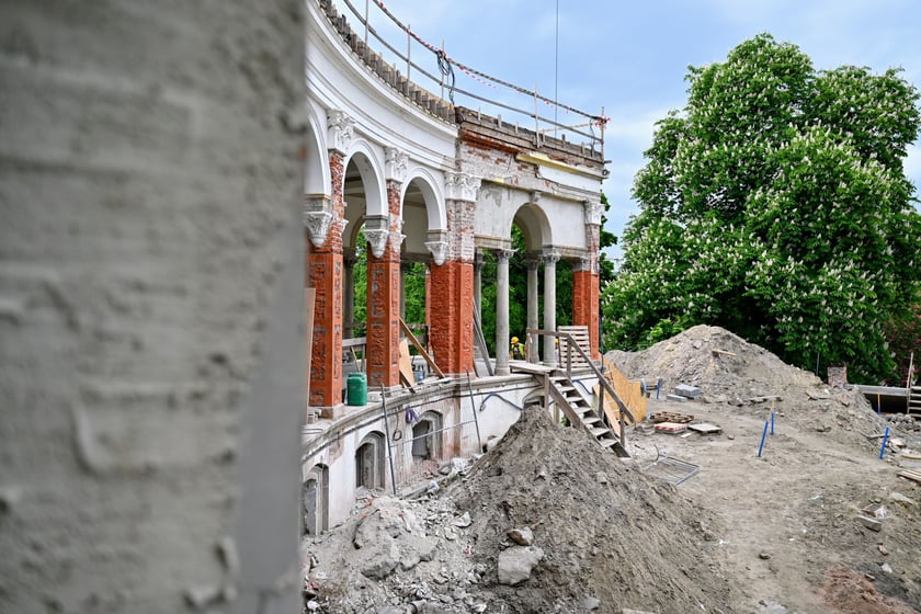 Zanim Bastion powr&oacute;ci do swojej świetności, jeszcze sporo trudu przez ekipą remontową. Prowadzone są zar&oacute;wno ciężkie prace budowlane, jak i precyzyjne restauratorskie.&nbsp;