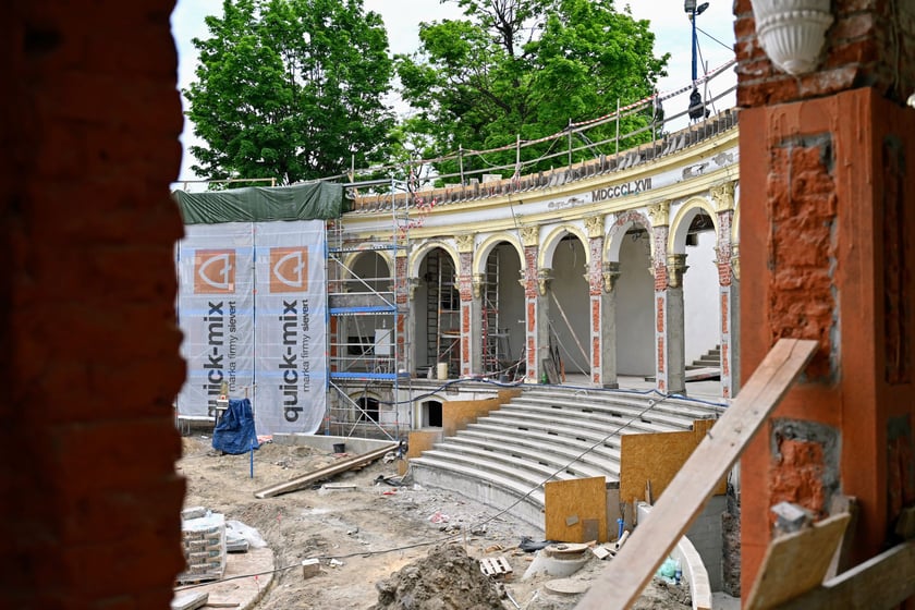 Zanim Bastion powr&oacute;ci do swojej świetności, jeszcze sporo trudu przez ekipą remontową. Prowadzone są zar&oacute;wno ciężkie prace budowlane, jak i precyzyjne restauratorskie.&nbsp;