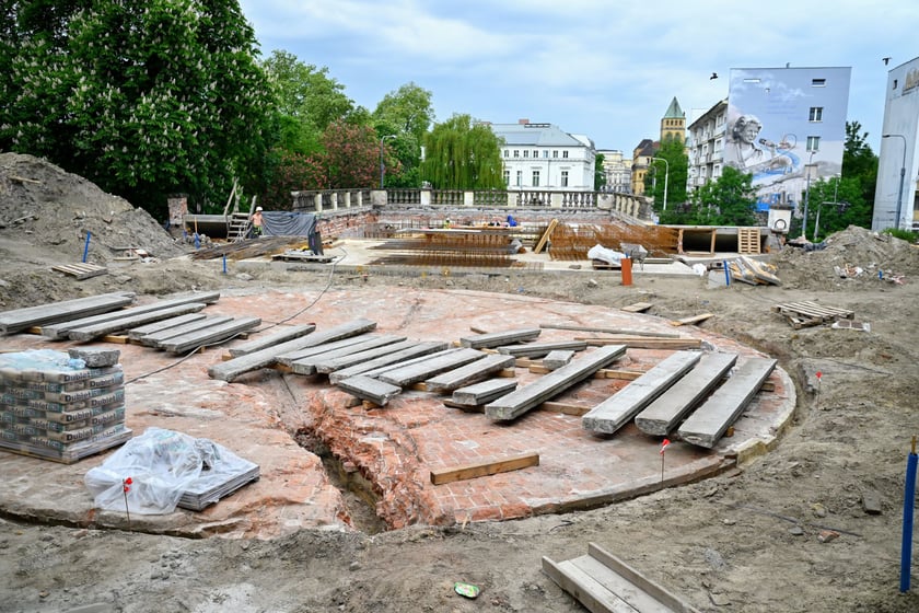 To niecka po dawnej fontannie.