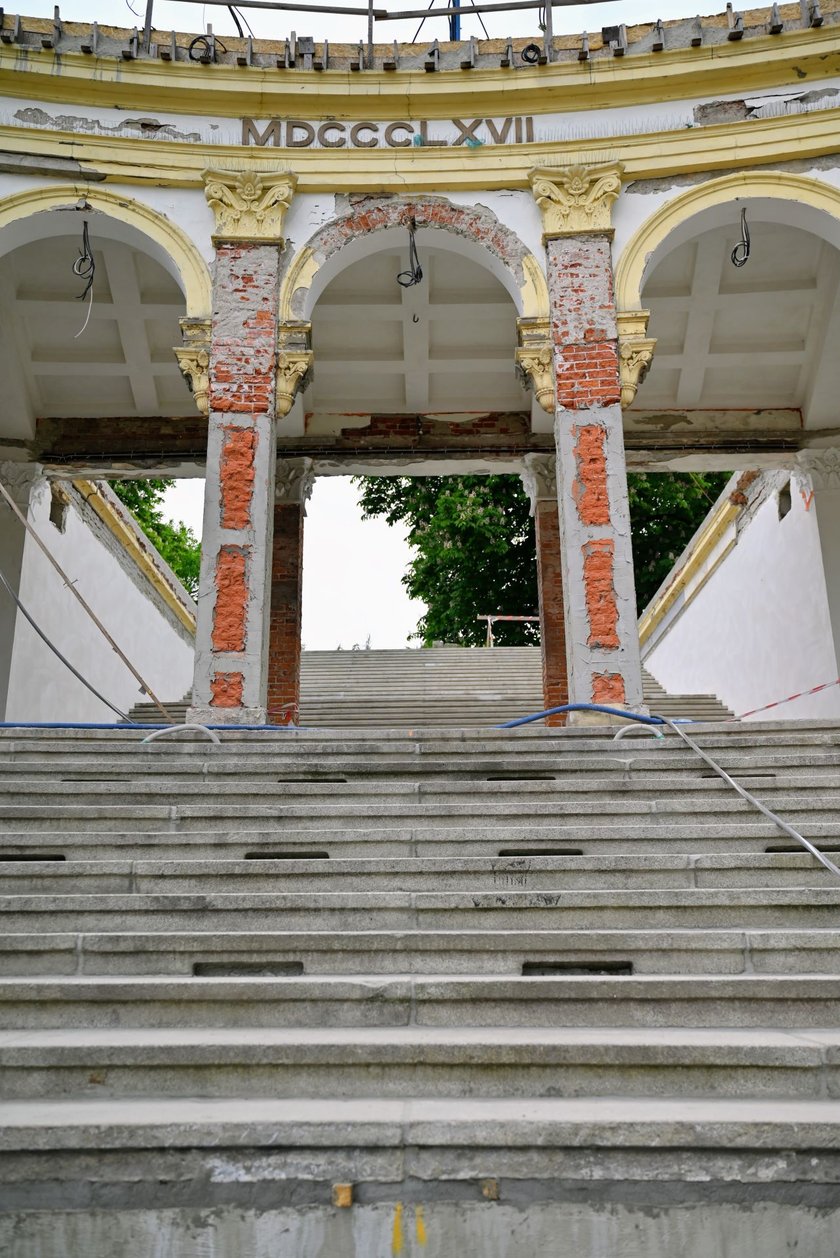 Tym schodom został już przywr&oacute;cony dawny blask.&nbsp;