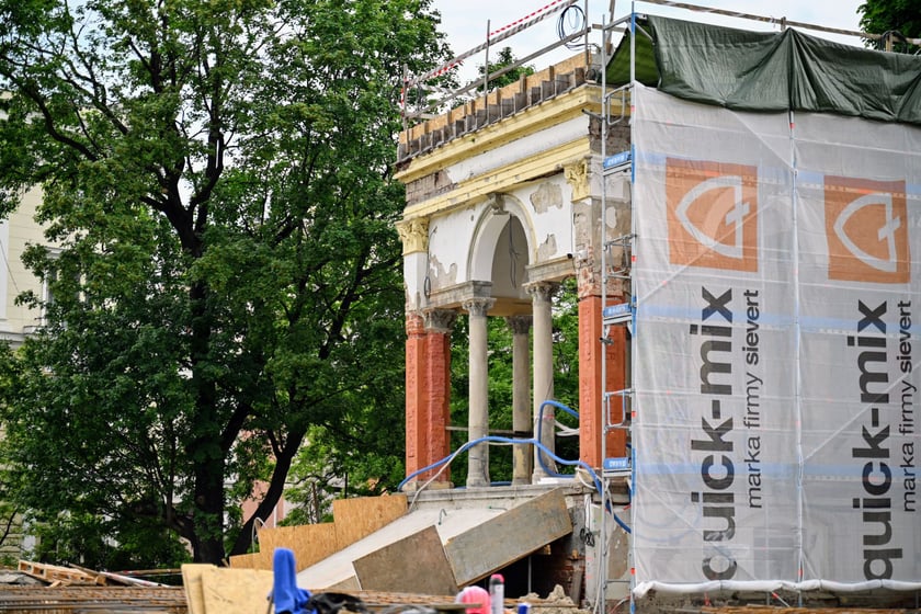 Zanim Bastion powr&oacute;ci do swojej świetności, jeszcze sporo trudu przez ekipą remontową. Prowadzone są zar&oacute;wno ciężkie prace budowlane, jak i precyzyjne restauratorskie.&nbsp;