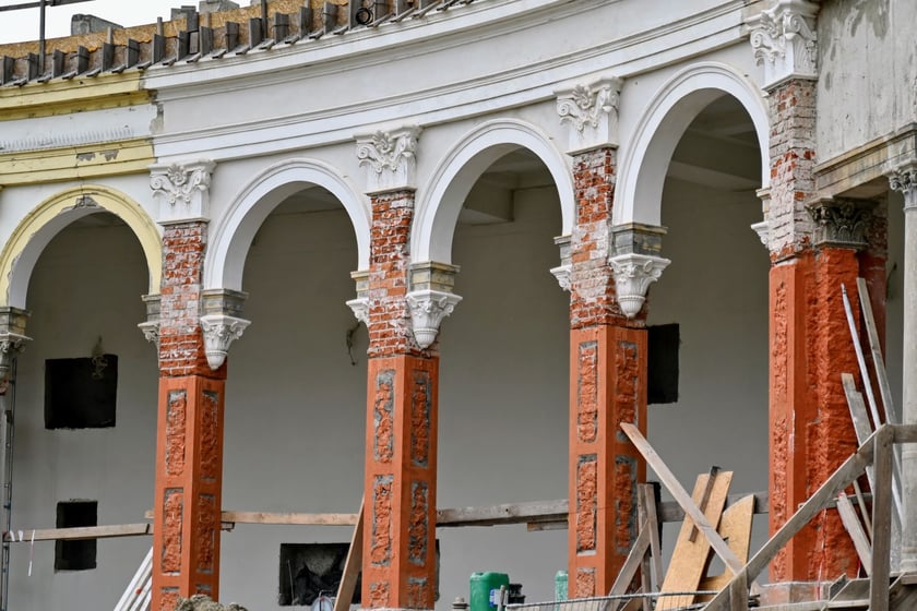 Zanim Bastion powr&oacute;ci do swojej świetności, jeszcze sporo trudu przez ekipą remontową. Prowadzone są zar&oacute;wno ciężkie prace budowlane, jak i precyzyjne restauratorskie.&nbsp;