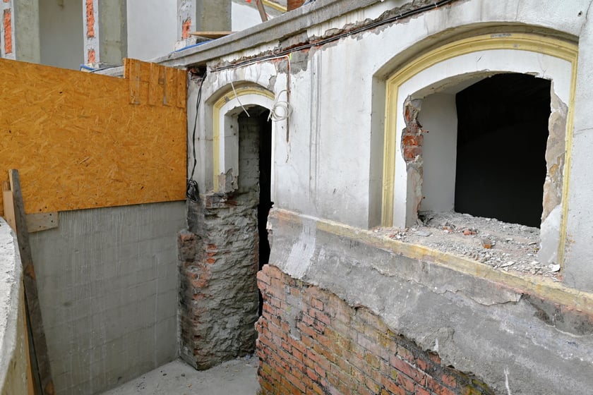 Wejście do przyszłej kawiarni.