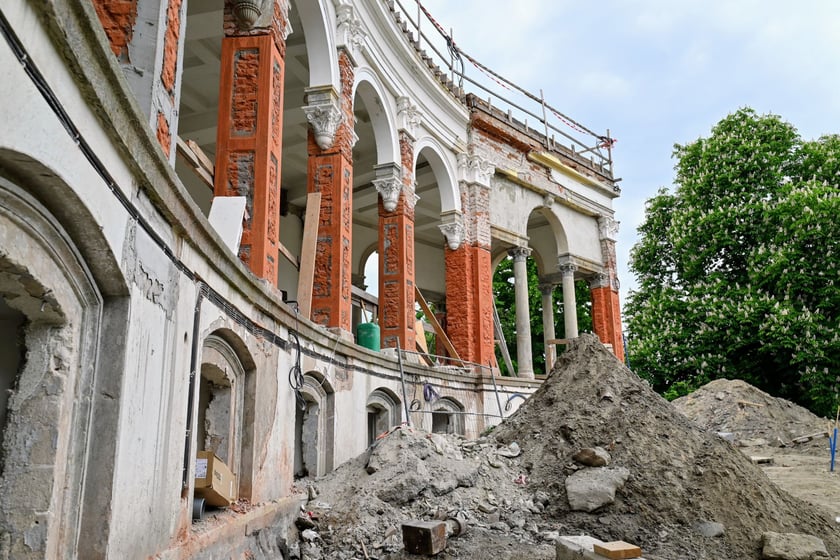 Zanim Bastion powr&oacute;ci do swojej świetności, jeszcze sporo trudu przez ekipą remontową. Prowadzone są zar&oacute;wno ciężkie prace budowlane, jak i precyzyjne restauratorskie.&nbsp;