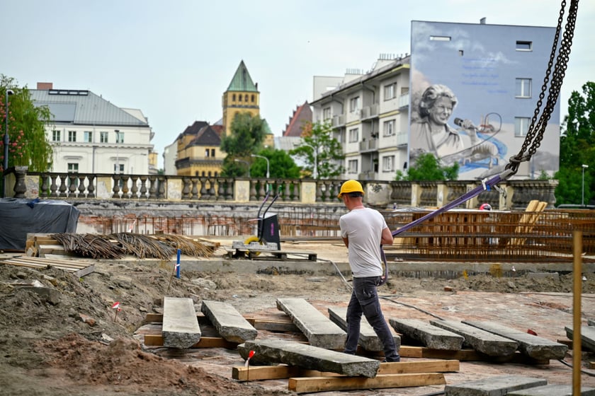 Proces montażu stopni schod&oacute;w jest trudny. Jeden stopień ważny niemal tonę. Stopnie układane są przy pomocy wielkiego dźwigu.