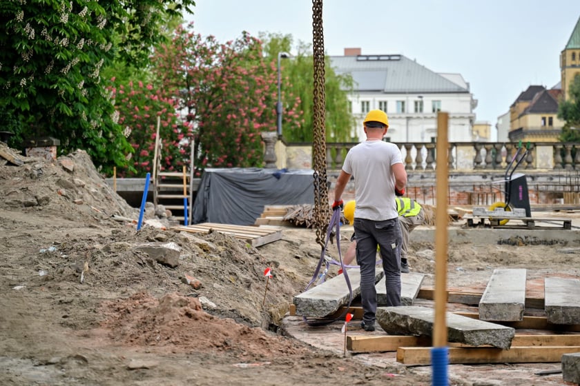 Proces montażu stopni schod&oacute;w jest trudny. Jeden stopień ważny niemal tonę. Stopnie układane są przy pomocy wielkiego dźwigu.