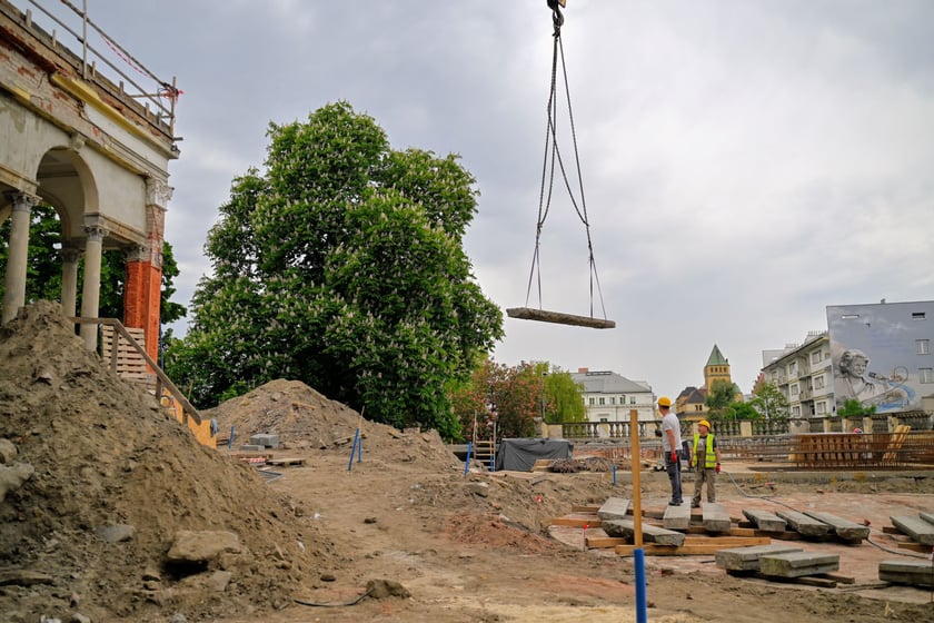 Proces montażu stopni schod&oacute;w jest trudny. Jeden stopień ważny niemal tonę. Stopnie układane są przy pomocy wielkiego dźwigu.
