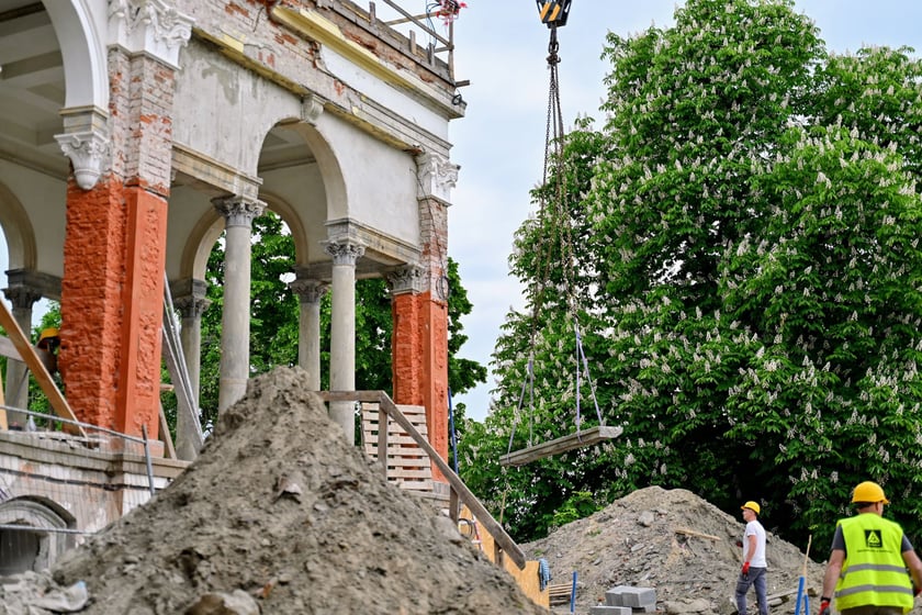 Proces montażu stopni schod&oacute;w jest trudny. Jeden stopień ważny niemal tonę. Stopnie układane są przy pomocy wielkiego dźwigu.
