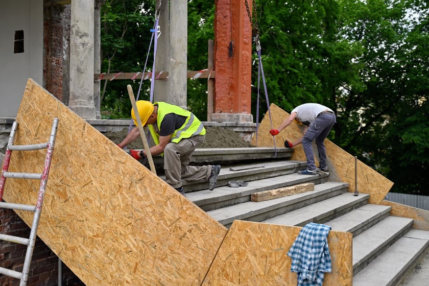 Proces montażu stopni schod&oacute;w jest trudny. Jeden stopień ważny niemal tonę. Stopnie układane są przy pomocy wielkiego dźwigu.