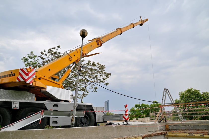 W Bastionie Sakwowym trwało układanie schodów. To trudne przedsięwzięcie m.in. z tego powodu, że jeden stopień waży około 800 kg.