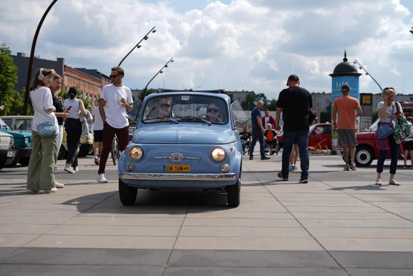Zlot zabytkowych maluchów w CH Zajezdnia we Wrocławiu