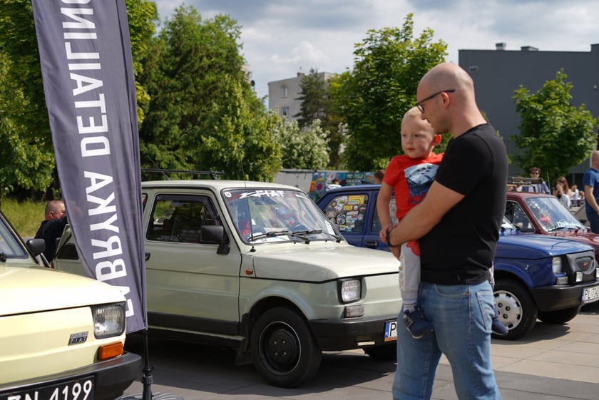Zlot zabytkowych maluchów w CH Zajezdnia we Wrocławiu