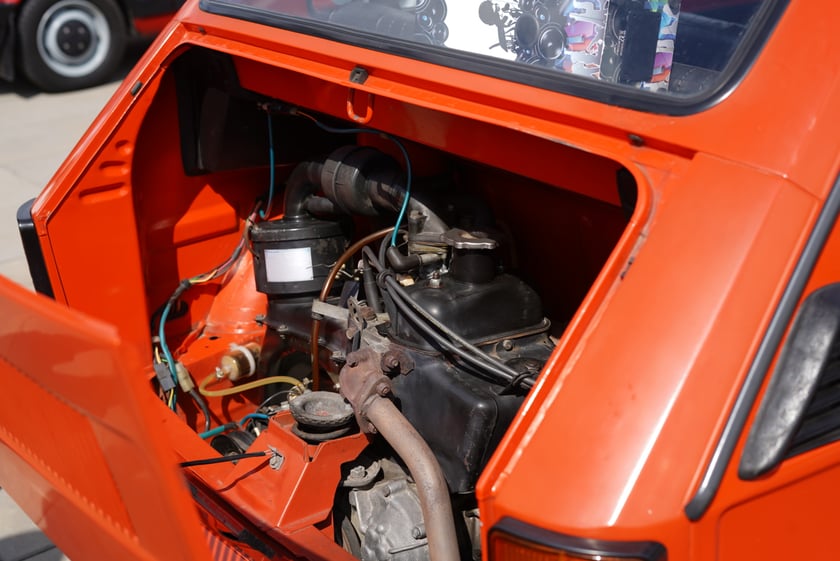 Zlot zabytkowych maluchów w CH Zajezdnia we Wrocławiu