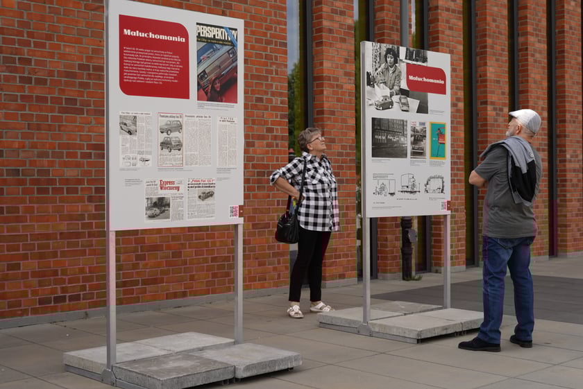 Zlot zabytkowych maluchów w CH Zajezdnia we Wrocławiu