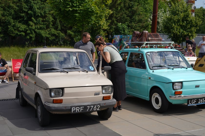 Zlot zabytkowych maluchów w CH Zajezdnia we Wrocławiu
