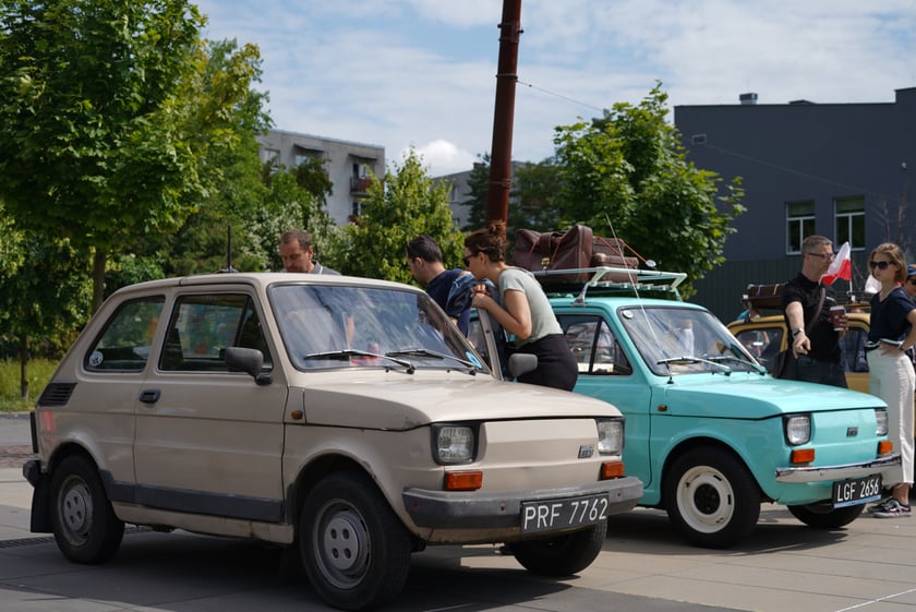 Zlot zabytkowych maluchów w CH Zajezdnia we Wrocławiu