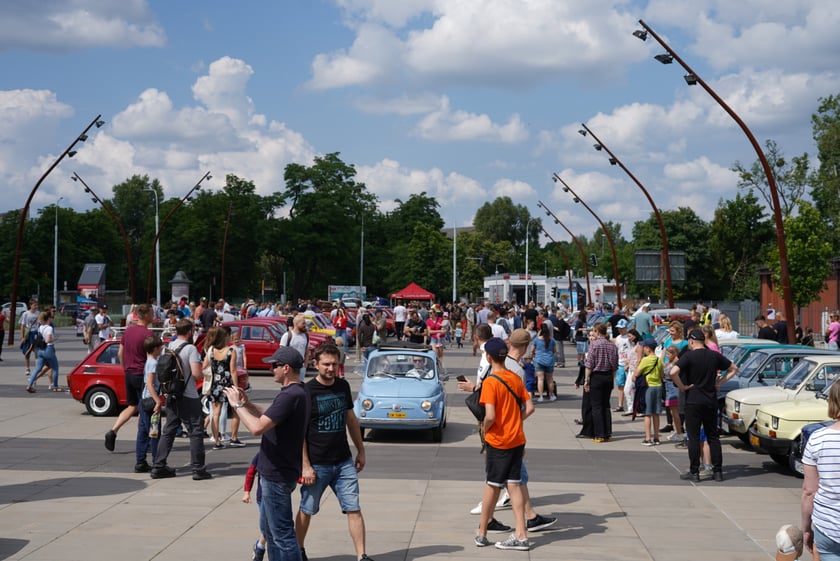 Zlot zabytkowych maluchów w CH Zajezdnia we Wrocławiu