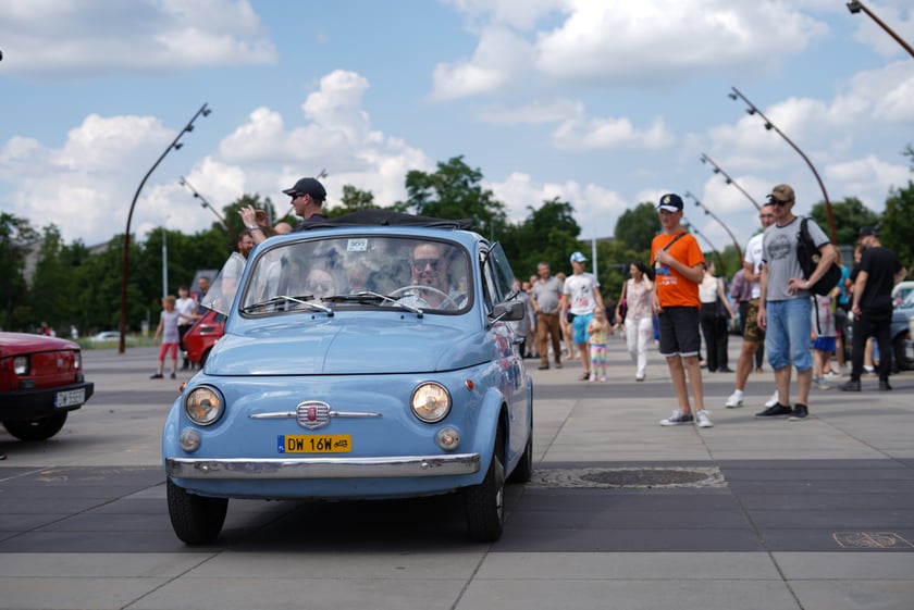 Zlot zabytkowych maluchów w CH Zajezdnia we Wrocławiu