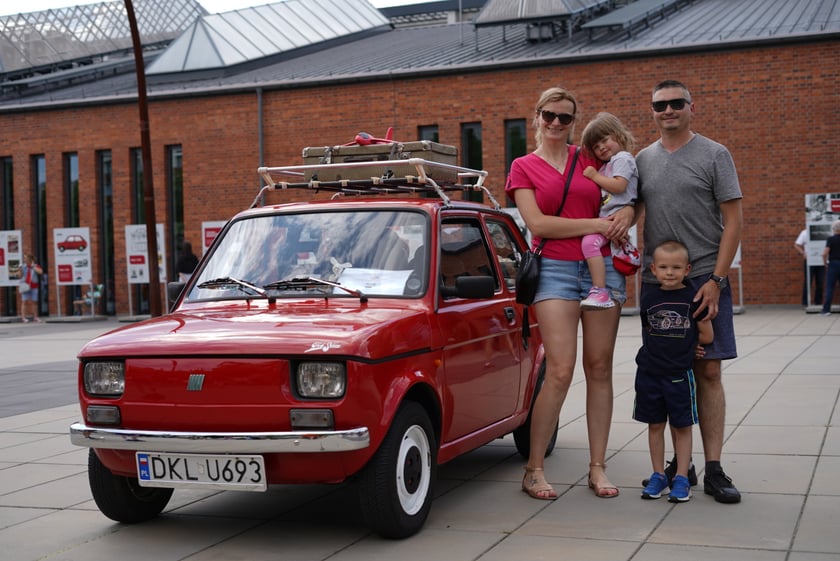 Zlot zabytkowych maluchów w CH Zajezdnia we Wrocławiu