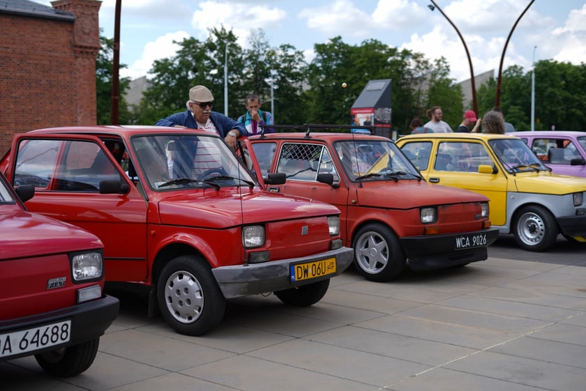 Zlot zabytkowych maluchów w CH Zajezdnia we Wrocławiu