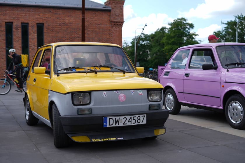 Zlot zabytkowych maluchów w CH Zajezdnia we Wrocławiu