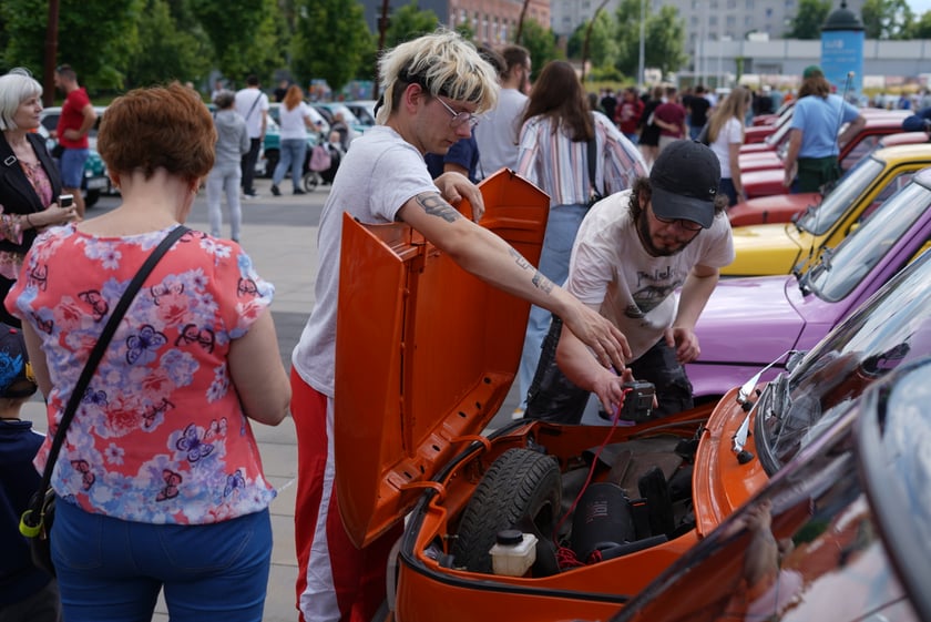 Zlot zabytkowych maluchów w CH Zajezdnia we Wrocławiu
