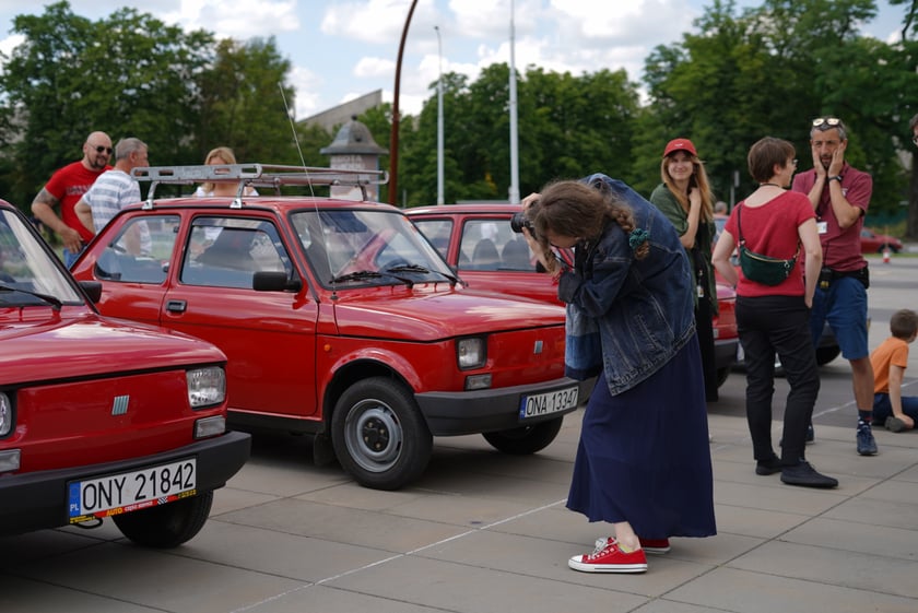 Zlot zabytkowych maluchów w CH Zajezdnia we Wrocławiu