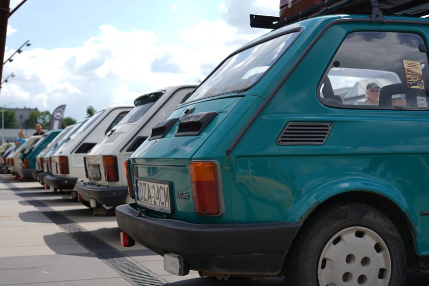 Zlot zabytkowych maluchów w CH Zajezdnia we Wrocławiu