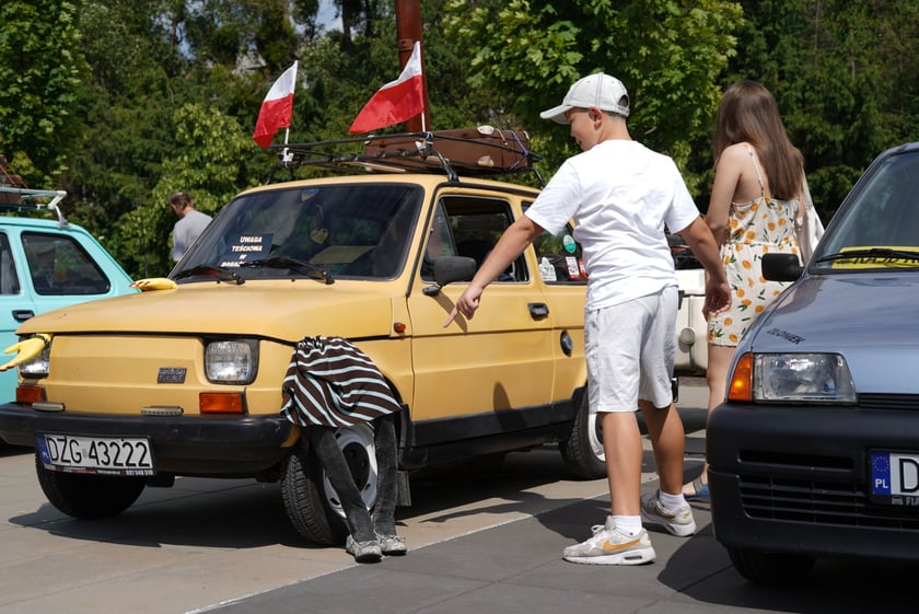 Zlot zabytkowych maluchów w CH Zajezdnia we Wrocławiu