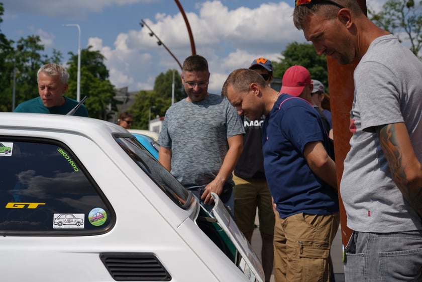Zlot zabytkowych maluchów w CH Zajezdnia we Wrocławiu