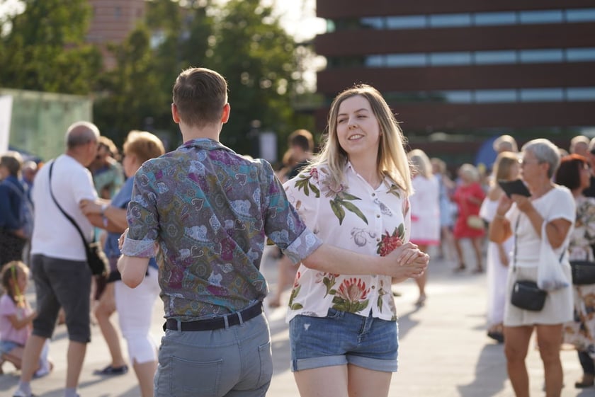 Uczestnicy potańcówki na pl. Wolności w sobotę 8 lipca