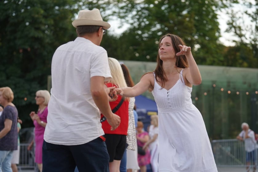 Uczestnicy potańcówki na pl. Wolności w sobotę 8 lipca