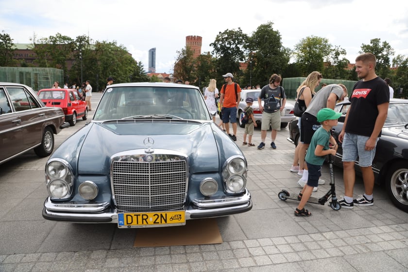 Uczestnicy Rajdu dla Zuchwałych na placu Wolności we Wrocławiu