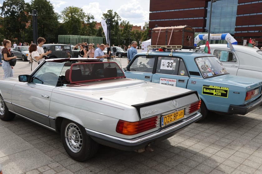 Uczestnicy Rajdu dla Zuchwałych na placu Wolności we Wrocławiu