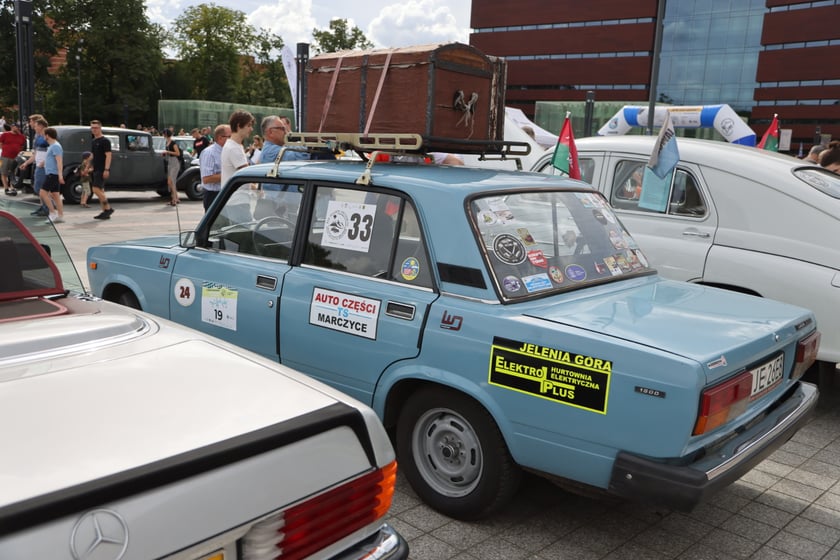 Uczestnicy Rajdu dla Zuchwałych na placu Wolności we Wrocławiu
