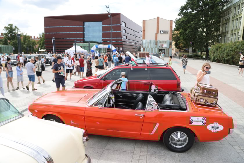 Uczestnicy Rajdu dla Zuchwałych na placu Wolności we Wrocławiu