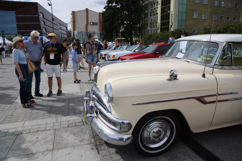 Uczestnicy Rajdu dla Zuchwałych na placu Wolności we Wrocławiu