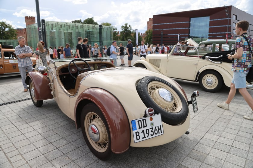 Uczestnicy Rajdu dla Zuchwałych na placu Wolności we Wrocławiu