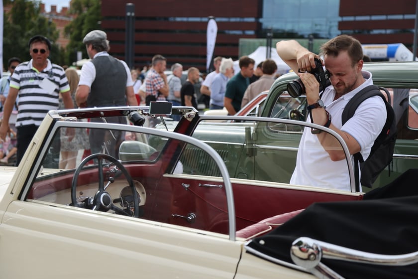 Uczestnicy Rajdu dla Zuchwałych na placu Wolności we Wrocławiu