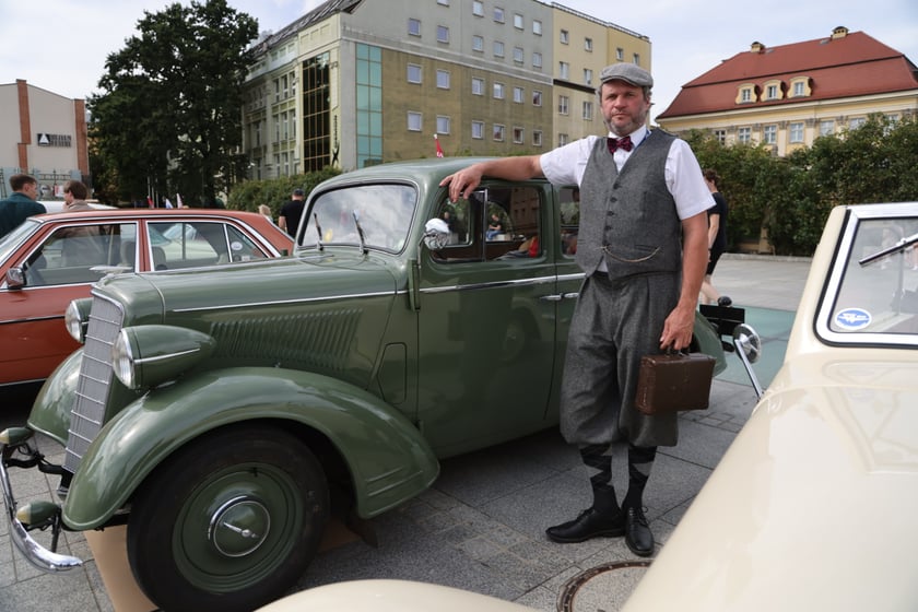 Uczestnicy Rajdu dla Zuchwałych na placu Wolności we Wrocławiu