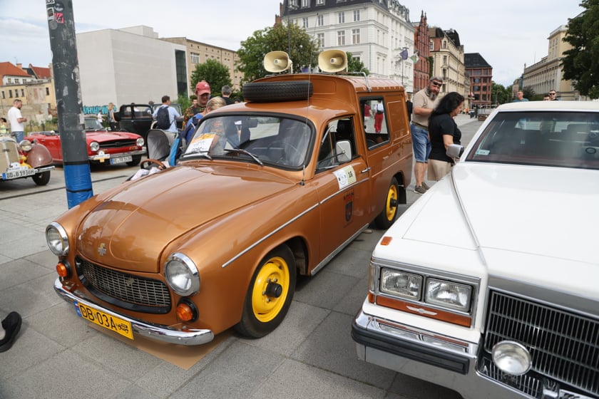 Uczestnicy Rajdu dla Zuchwałych na placu Wolności we Wrocławiu