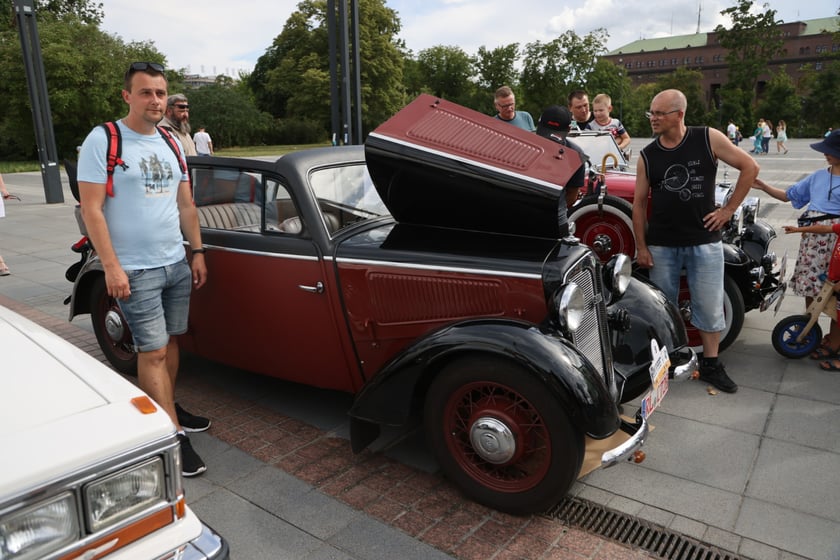 Uczestnicy Rajdu dla Zuchwałych na placu Wolności we Wrocławiu