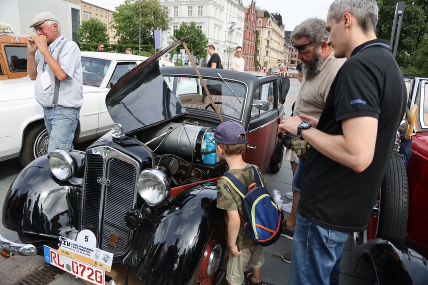 Uczestnicy Rajdu dla Zuchwałych na placu Wolności we Wrocławiu