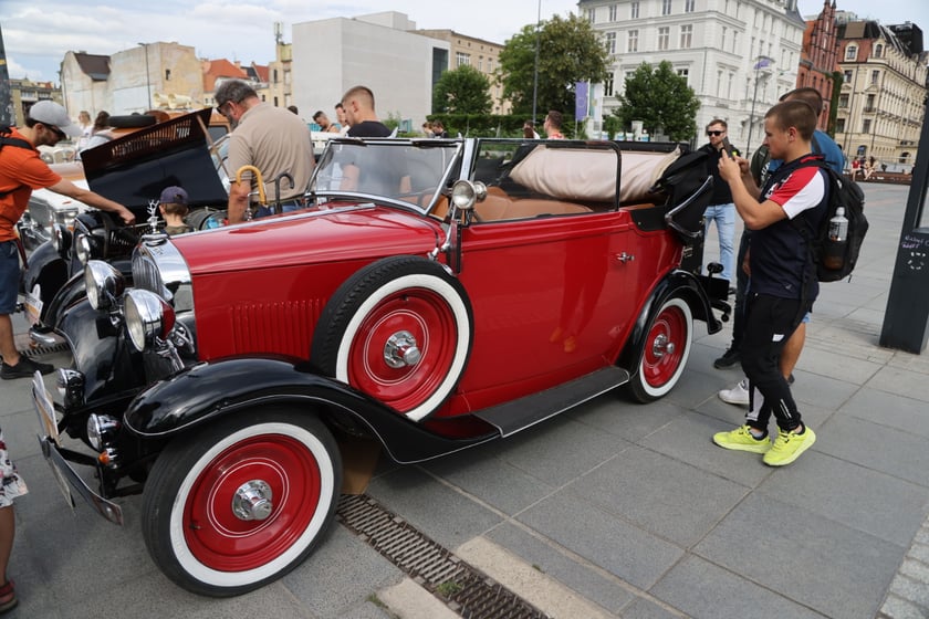 Uczestnicy Rajdu dla Zuchwałych na placu Wolności we Wrocławiu