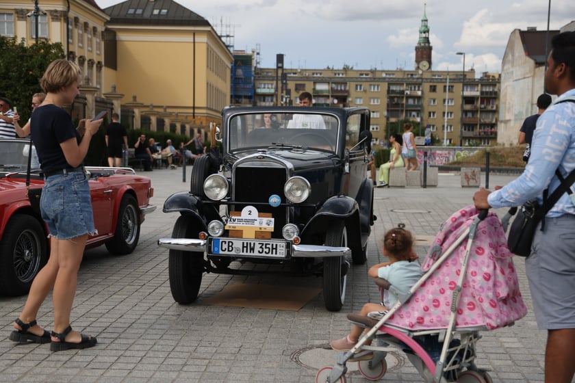Uczestnicy Rajdu dla Zuchwałych na placu Wolności we Wrocławiu