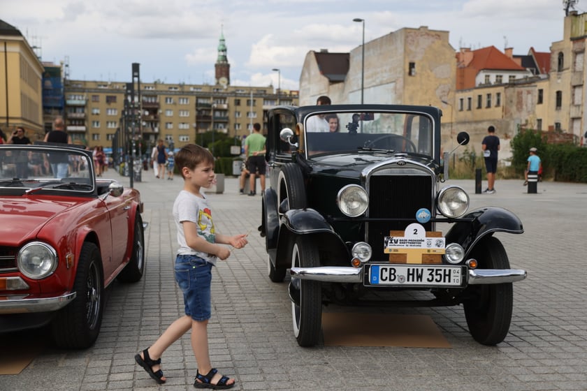 Uczestnicy Rajdu dla Zuchwałych na placu Wolności we Wrocławiu