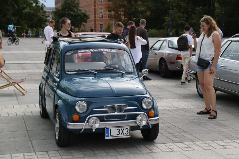 Uczestnicy Rajdu dla Zuchwałych na placu Wolności we Wrocławiu
